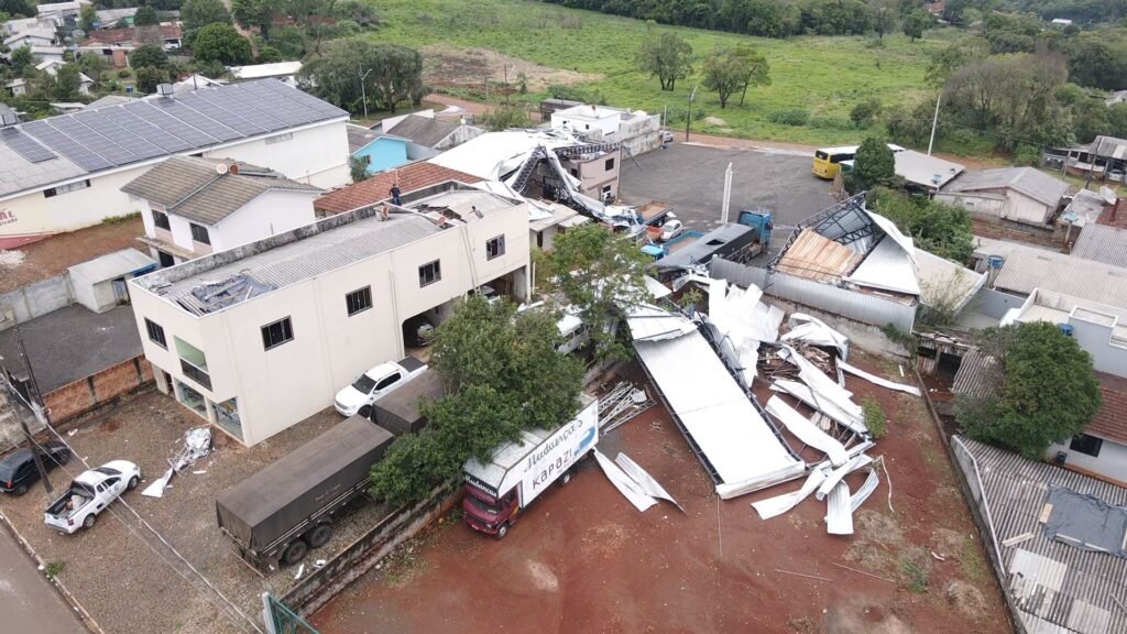 Imagens aéreas divulgadas nesta terça-feira (6) mostram casas destelhadas e os trabalhos de recuperação após o vendaval em Laranjeiras do Sul. Foto: Divulgação/Prefeitura de Laranjeiras do Sul.